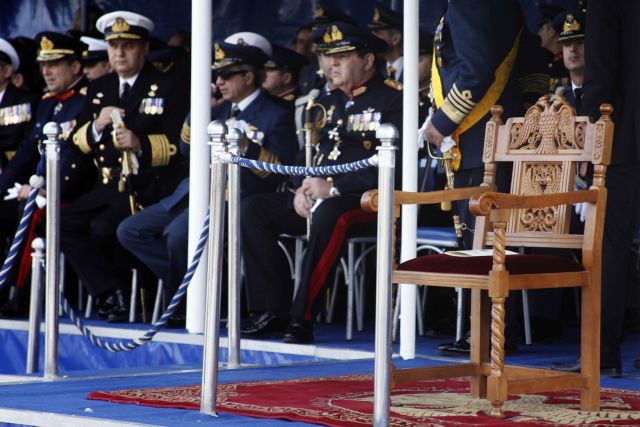 Στη διακοπή της παρέλασης και την αποχώρηση του Κ.Παπούλια αναφέρονται τα ξένα ΜΜΕ