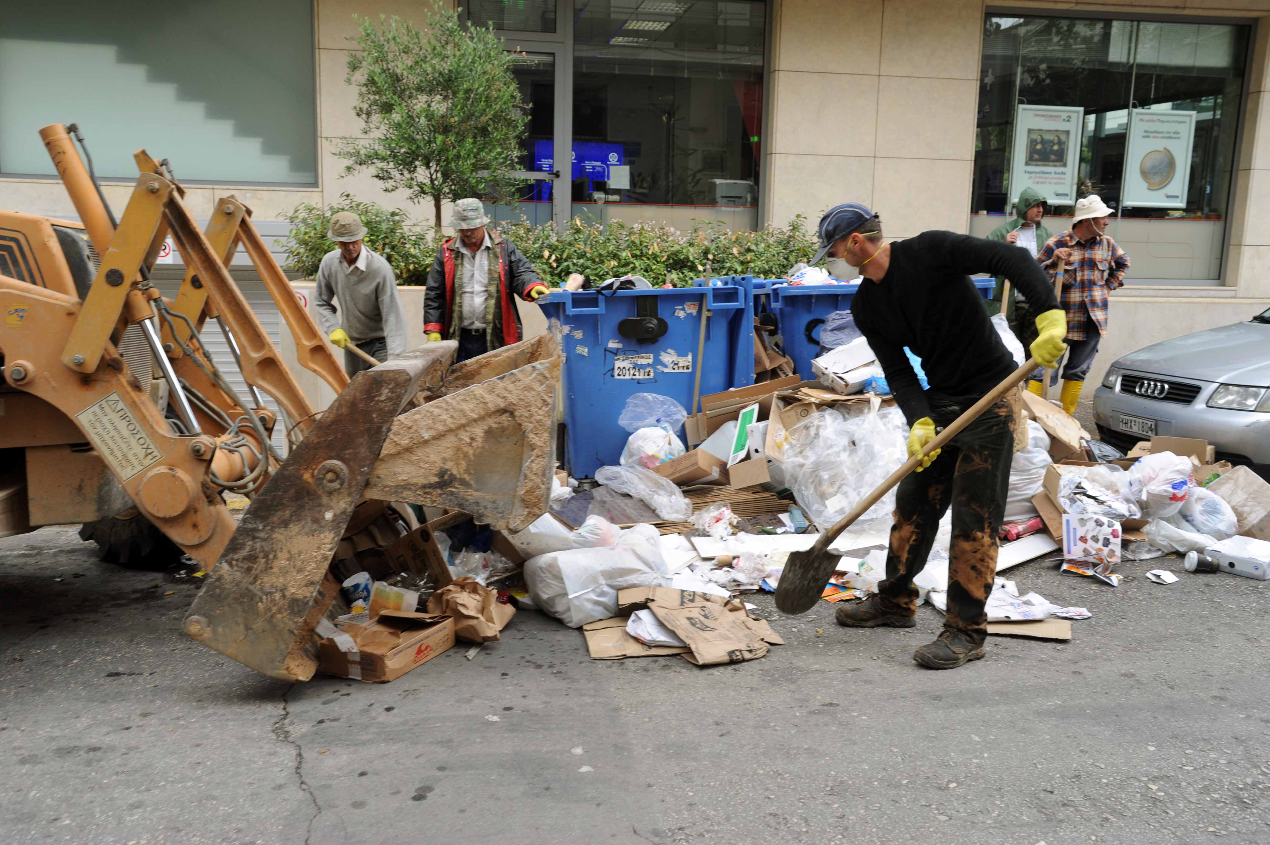 Σκληραίνει η κόντρα των εργαζομένων στους ΟΤΑ με την κυβέρνηση για τα σκουπίδια