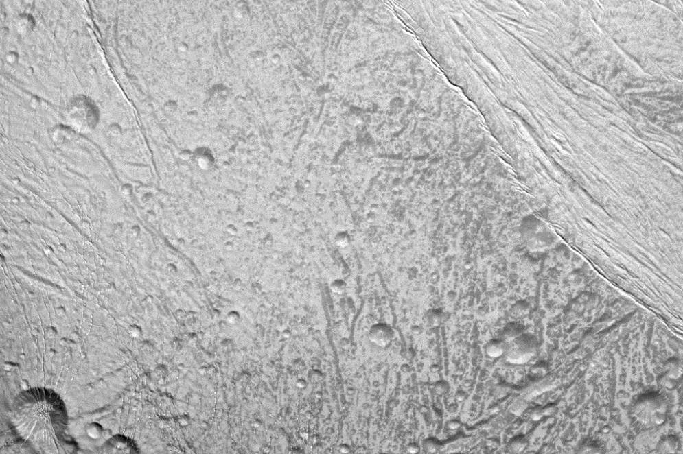 Στο μακρινό Εγκέλαδο, το χιόνι ποτέ δεν σταματά