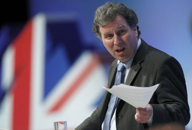 Βρετανός υπουργός παραδέχεται ότι πέταξε κυβερνητικά έγγραφα σε κάδο σκουπιδιών