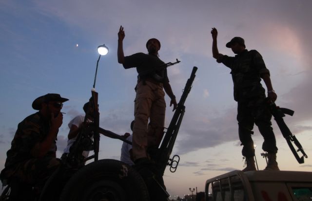 Σε μαζική αλλά ειρηνική αντίσταση καλεί τους Λίβυους ο Μουαμάρ Καντάφι