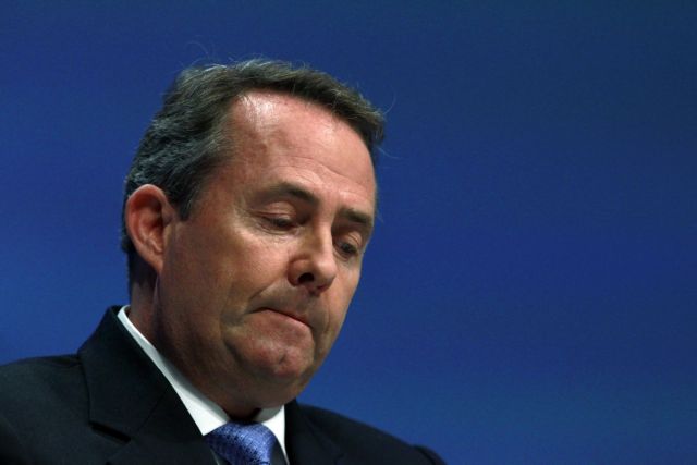 Αδειάζει ο Κάμερον τον υπουργό Άμυνας για συναλλαγές με επιχειρηματία