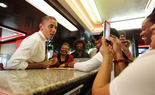 «Πόρτα-πόρτα» ο Ομπάμα στα σπίτια σταρ του Χόλιγουντ για να συγκεντρώσει δωρεές