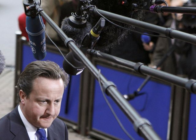 Φραστικό επεισόδιο με Σαρκοζί είχε ο Κάμερον στις Βρυξέλλες, προβλήματα και με τους Τόρις