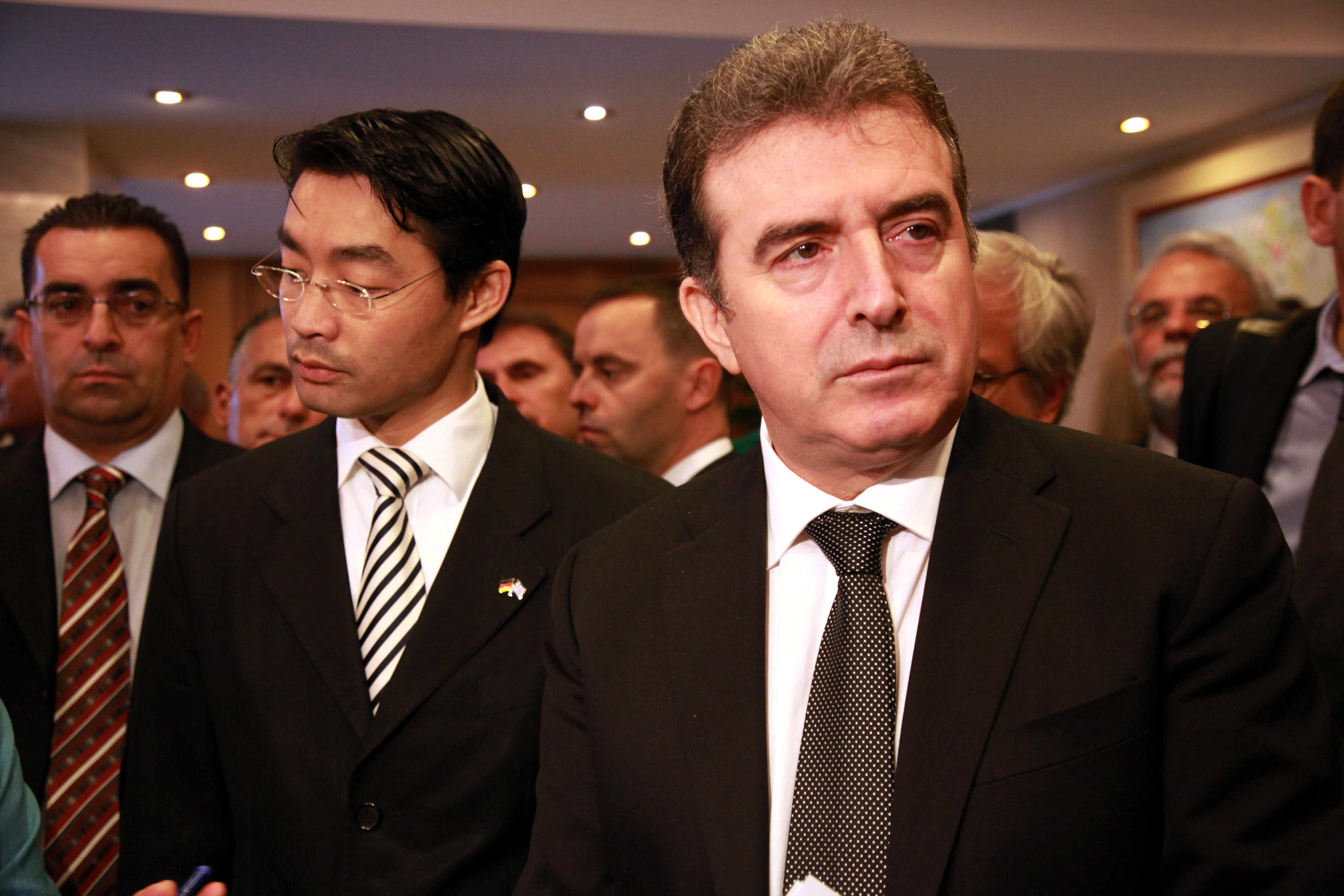 «Αφήστε τις γερμανικές αποζημιώσεις, ας επικεντρωθούμε στην κρίση» λέει ο Φ.Ρέσλερ