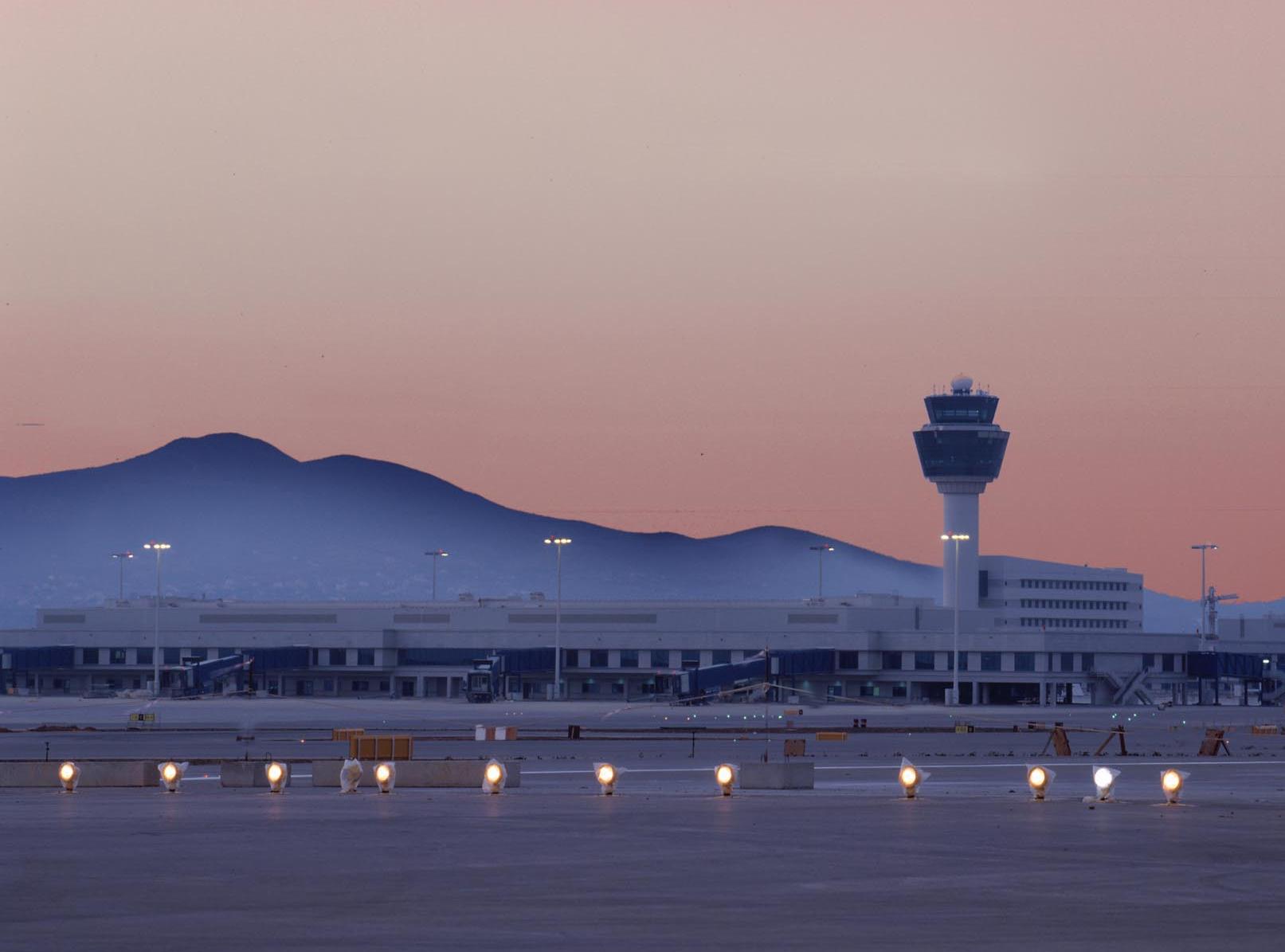 Μπαράζ αντιδράσεων από τους ελεγκτές εναέριας κυκλοφορίας για το μισθολόγιο