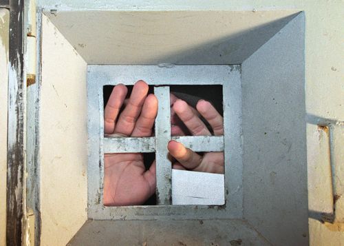 Η μακροχρόνια απομόνωση κρατουμένων ισοδυναμεί με βασανισμό, λέει ο ΟΗΕ