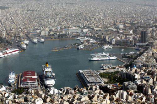 Σύγκρουση πλοίων μέσα στο λιμάνι του Πειραιά