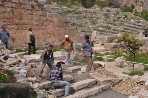Έργα αποκατάστασης στα αρχαία θέατρα Δελφών και Νικόπολης αποφάσισε το ΚΑΣ