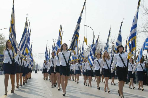 Με μαύρα περιβραχιόνια οι καθηγητές στις παρελάσεις της 28ης Οκτωβρίου