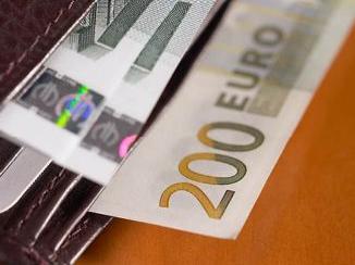 Τρεις έκτακτες εισφορές μέσα στο 2012 για μισθωτούς και συνταξιούχους