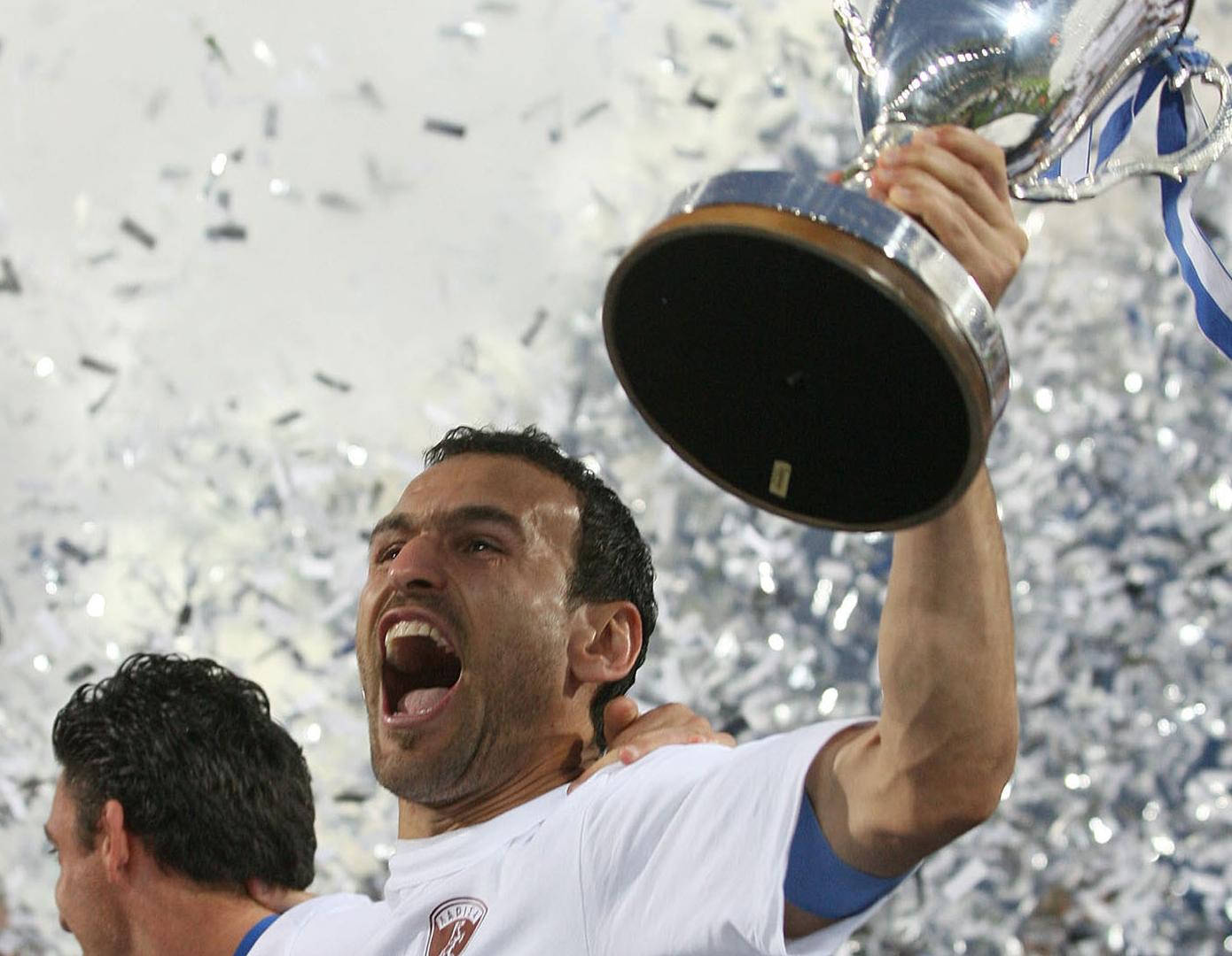 Ο Νίκος Νταμπίζας κρέμασε τα παπούτσια του