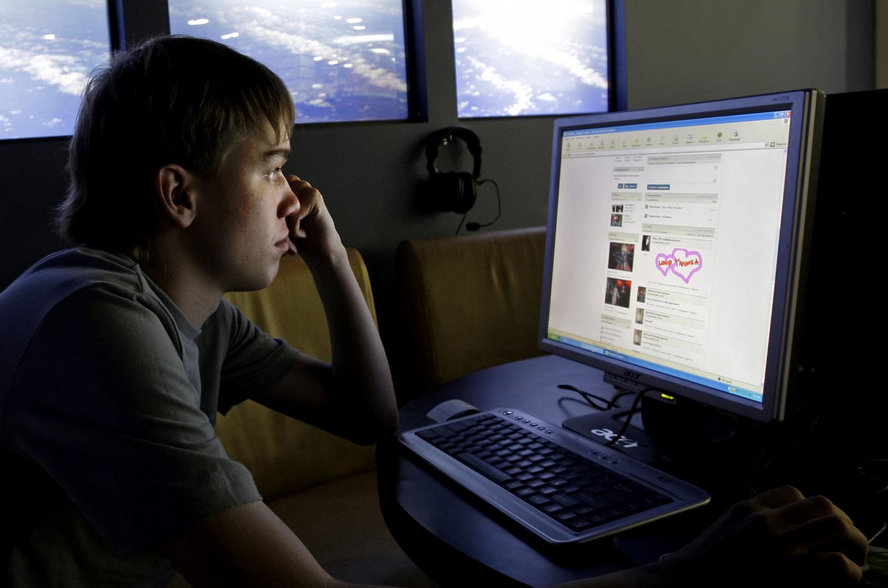 Οκτακόσιοι και πλέον έφηβοι έχουν δηλώσει εξαρτημένοι από το Διαδίκτυο