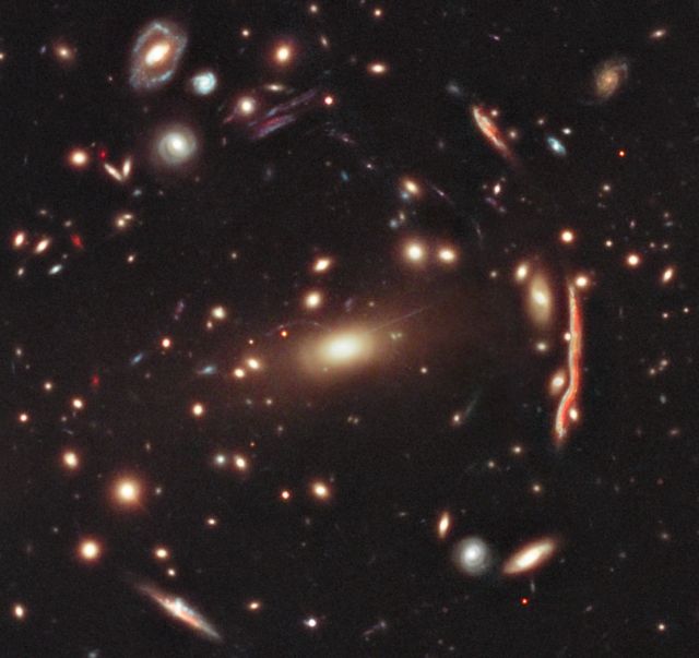 Το Hubble παρακολουθεί τη σκοτεινή ύλη σε δράση