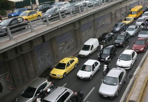 Κυκλοφοριακό κομφούζιο στους δρόμους της Αθήνας, λόγω απεργίας στις συγκοινωνίες και βροχής