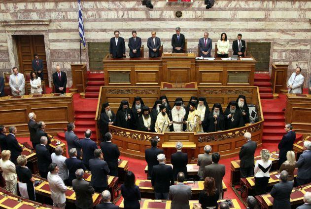 Η βουλευτική αποζημίωση για τις επιτροπές κυριάρχησε σε πηγαδάκια μετά τον αγιασμό στη Βουλή