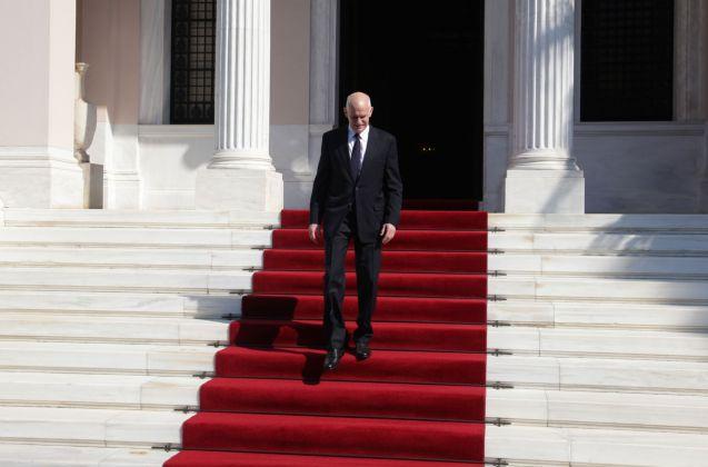 Διαψεύδει η κυβέρνηση τα περί πρωτοβουλιών Παπανδρέου για κυβέρνηση συνεργασίας