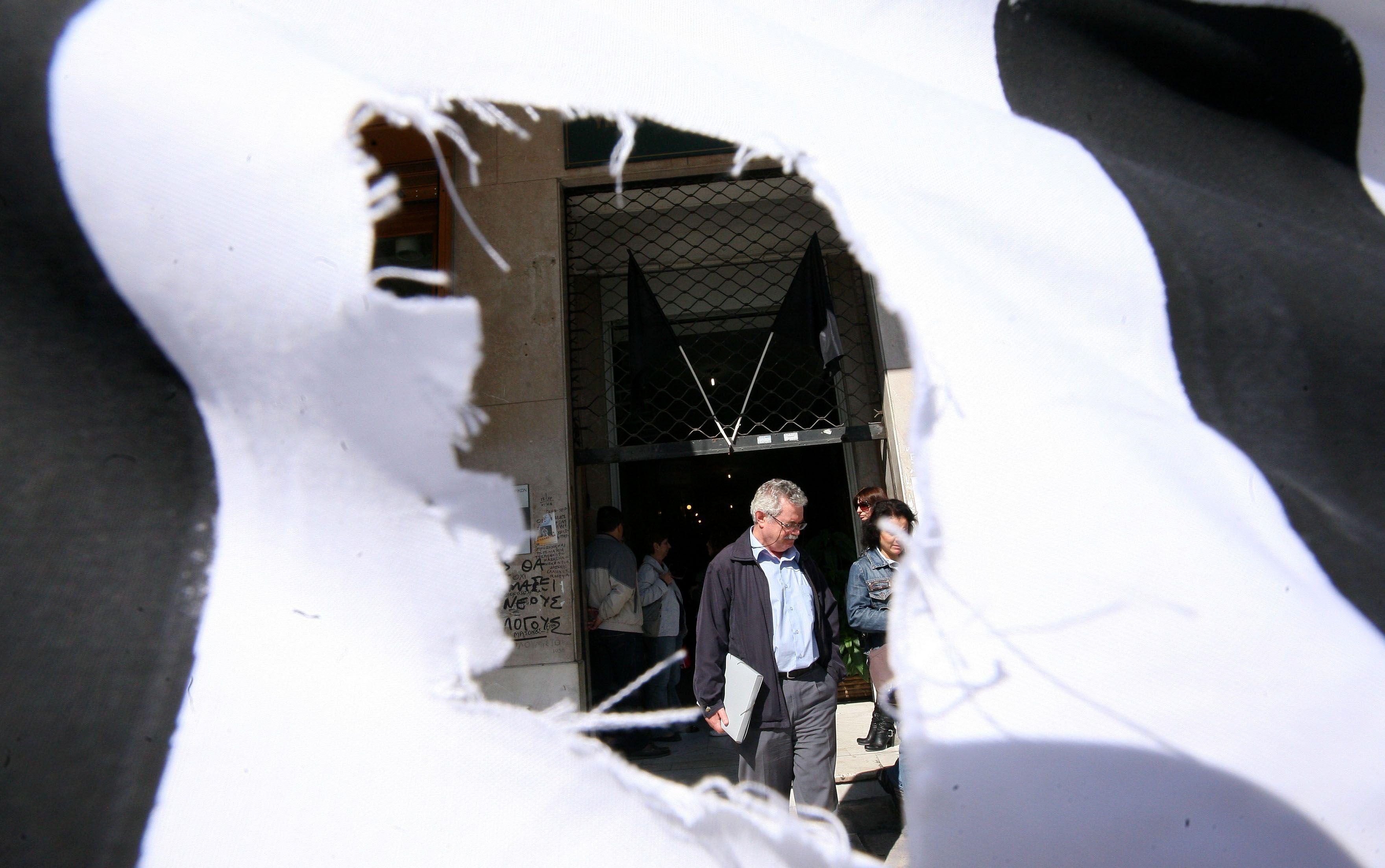 Περικοπές αποδοχών και για τους καταληψίες στο Δημόσιο προανήγγειλε η κυβέρνηση