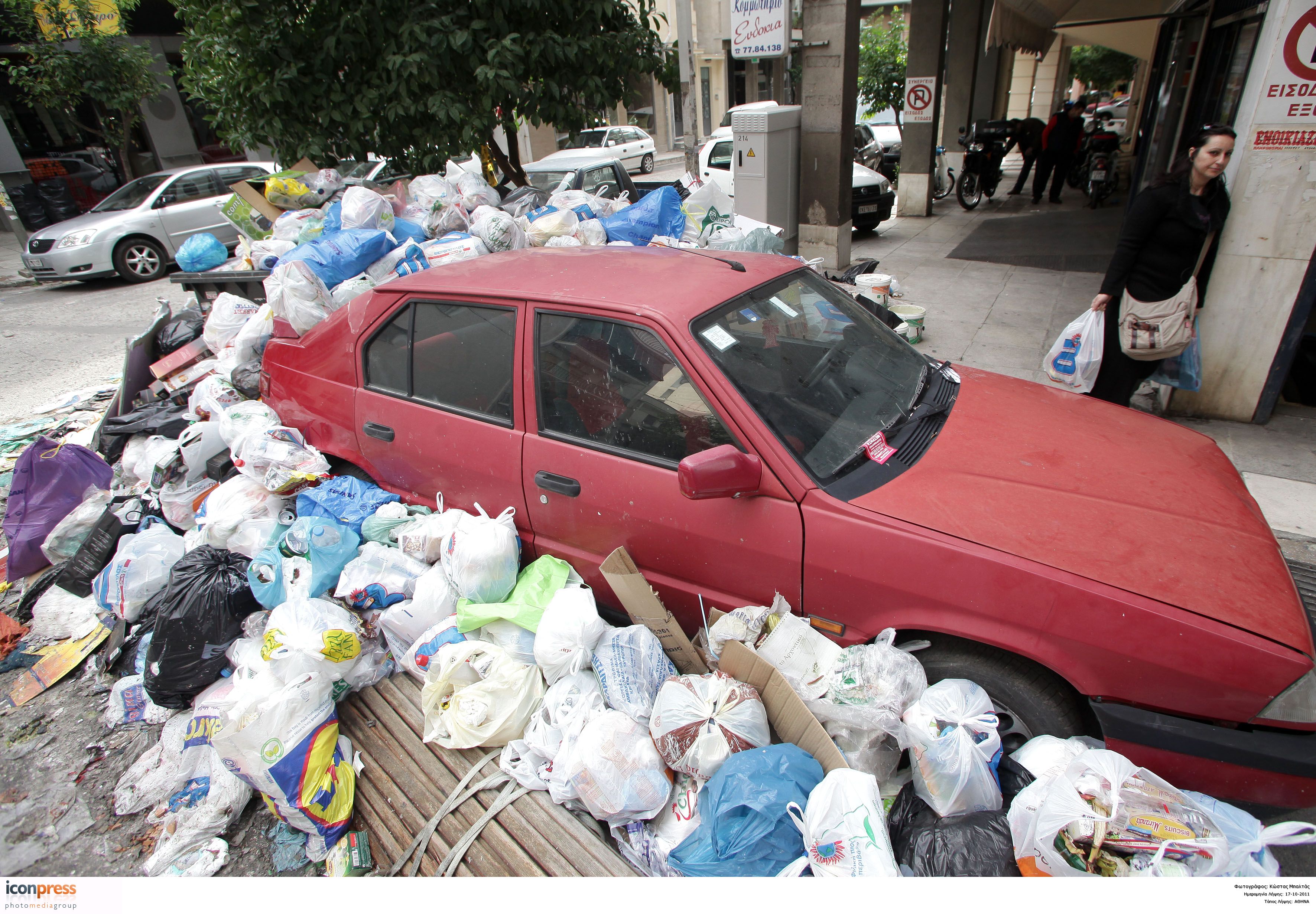 Τα απορριμματοφόρα και τους οδηγούς τους επιστράτευσε η κυβέρνηση
