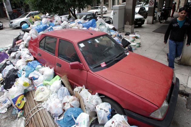 «Κόλλησε» η πολιτική επιστράτευση, 120.000 τόνοι σκουπιδιών στους δρόμους