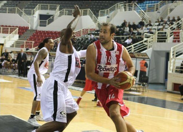 Ο Ολυμπιακός πιέστηκε, αλλά πέρασε νικηφόρα από την άδεια Πυλαία