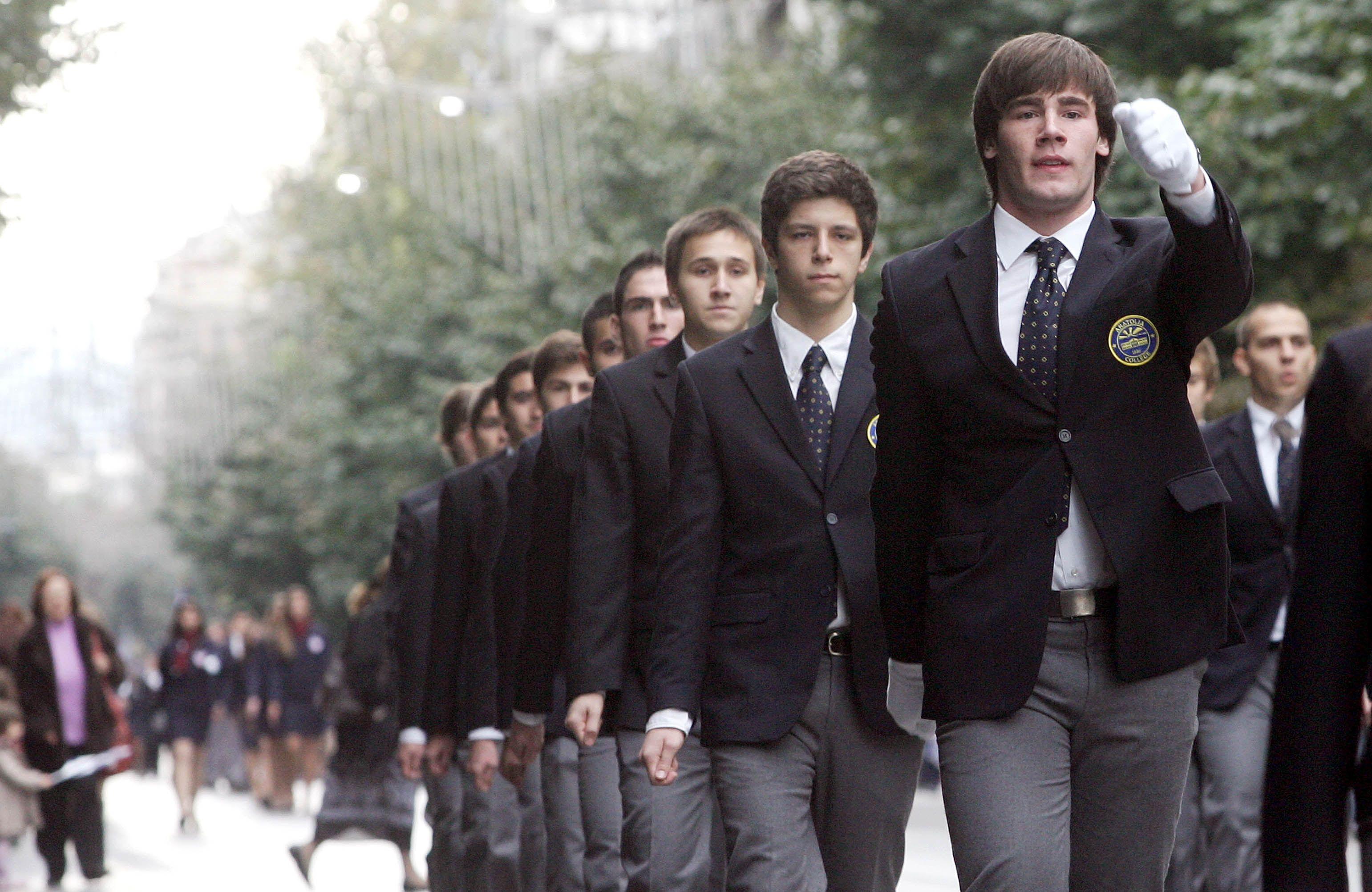 Χωρίς βουλευτές, αλλά με συνθήματα η μαθητική παρέλαση στη Θεσσαλονίκη