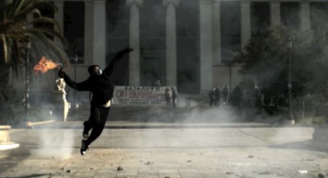 «Οι εικόνες του Γ.Ζώη δεν είναι προκλητικές» απαντά η Μπιενάλε στην απαγόρευση του σποτ