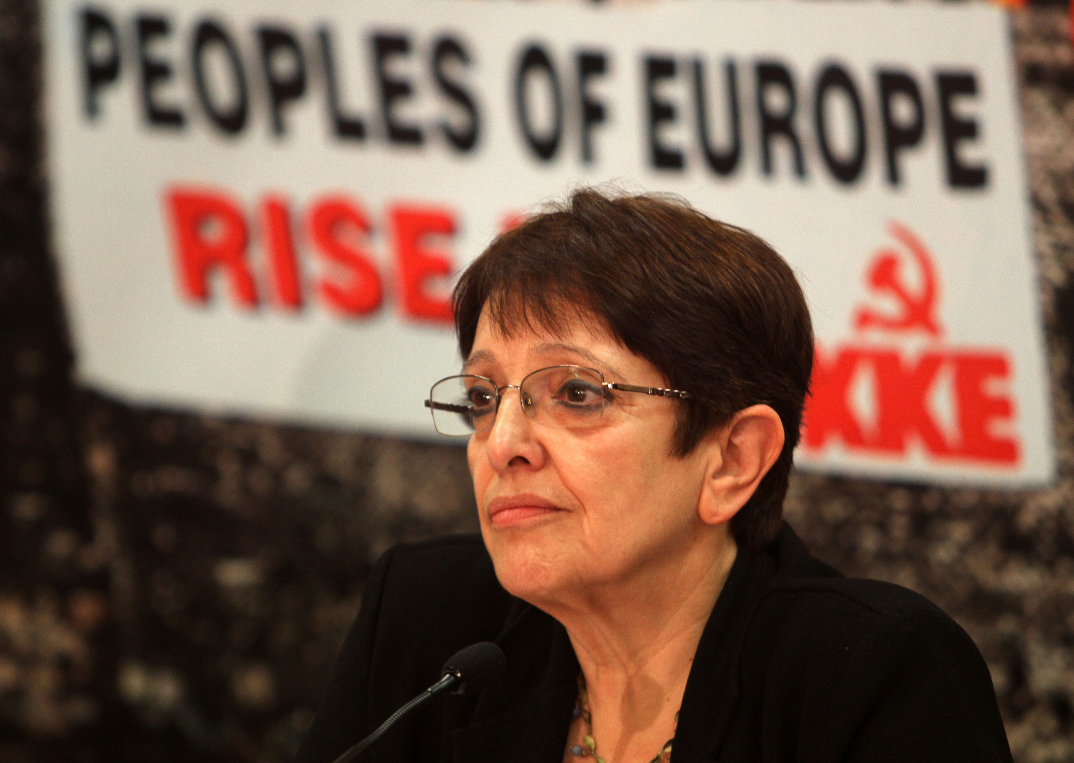 Προσχεδιασμένη επίθεση παρακρατικών δέχθηκε το ΠΑΜΕ, λέει η Αλ.Παπαρήγα