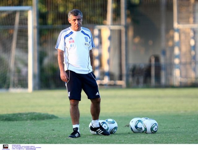 Ο Φερνάντο Σάντος κρυφοκοιτάζει το Εuro 2004