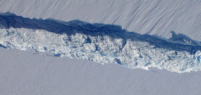 Η NASA παρακολουθεί για πρώτη φορά τη γέννηση τεράστιου παγόβουνου