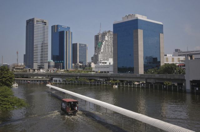 Οι πλημμύρες υποχωρούν, η Μπανγκόκ όμως βυθίζεται