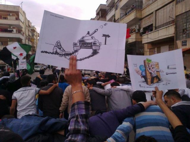 Άρματα μάχης συνεχίζουν τις αιματηρές επιθέσεις στην πόλη Χομς της Συρίας