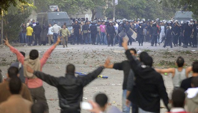 Συνεχίζονται οι συγκρούσεις διαδηλωτών-αστυνομίας στην πλατεία Ταχρίρ του Καΐρου