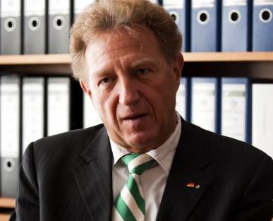 Σχέδιο ψηφίσματος για έξοδο χωρών από το ευρώ αλλά όχι την ΕΕ, προωθεί το CDU της Μέρκελ