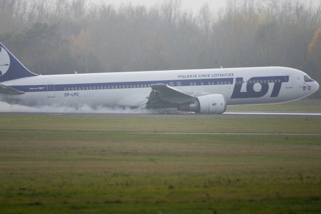 Βαριά προσγείωση πραγματοποίησε πολωνικό αεροσκάφος στη Βαρσοβία