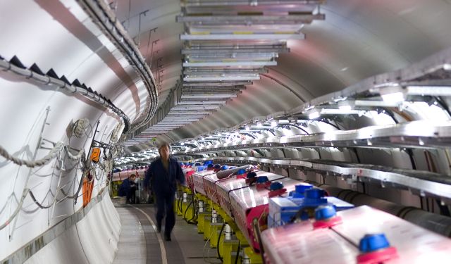 Tα νετρίνα στο CERN επιμένουν να κινούνται ταχύτερα από το φως