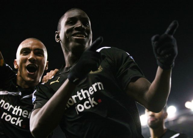 Με χατ-τρικ του Ντεμπά Μπα πέρασε η Νιούκαστλ από το «Μπριτάνια»
