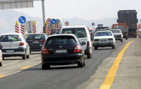 Φορτηγό με 700 κιλά κάνναβη προσέκρουσε σε πινακίδα της Αθηνών-Πατρών