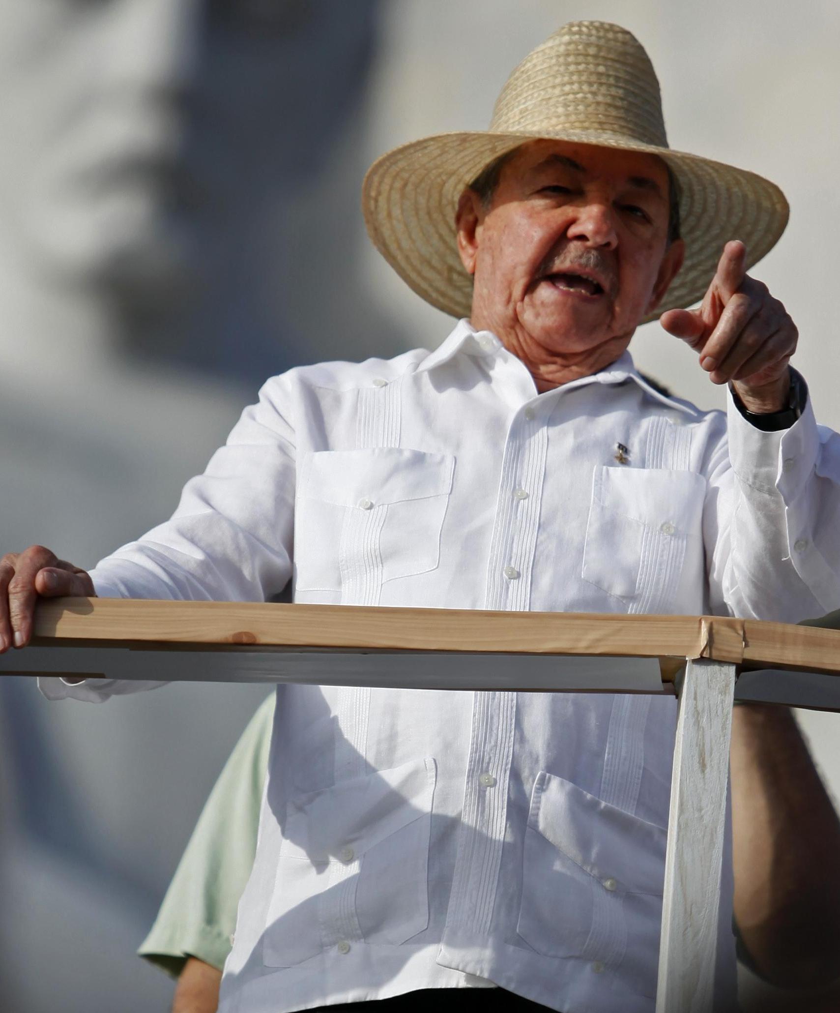 ΚOYBA: Οι Κάστρο ψάχνουν το μέλλον με φόντο την «κατάργηση» του Δημοσίου