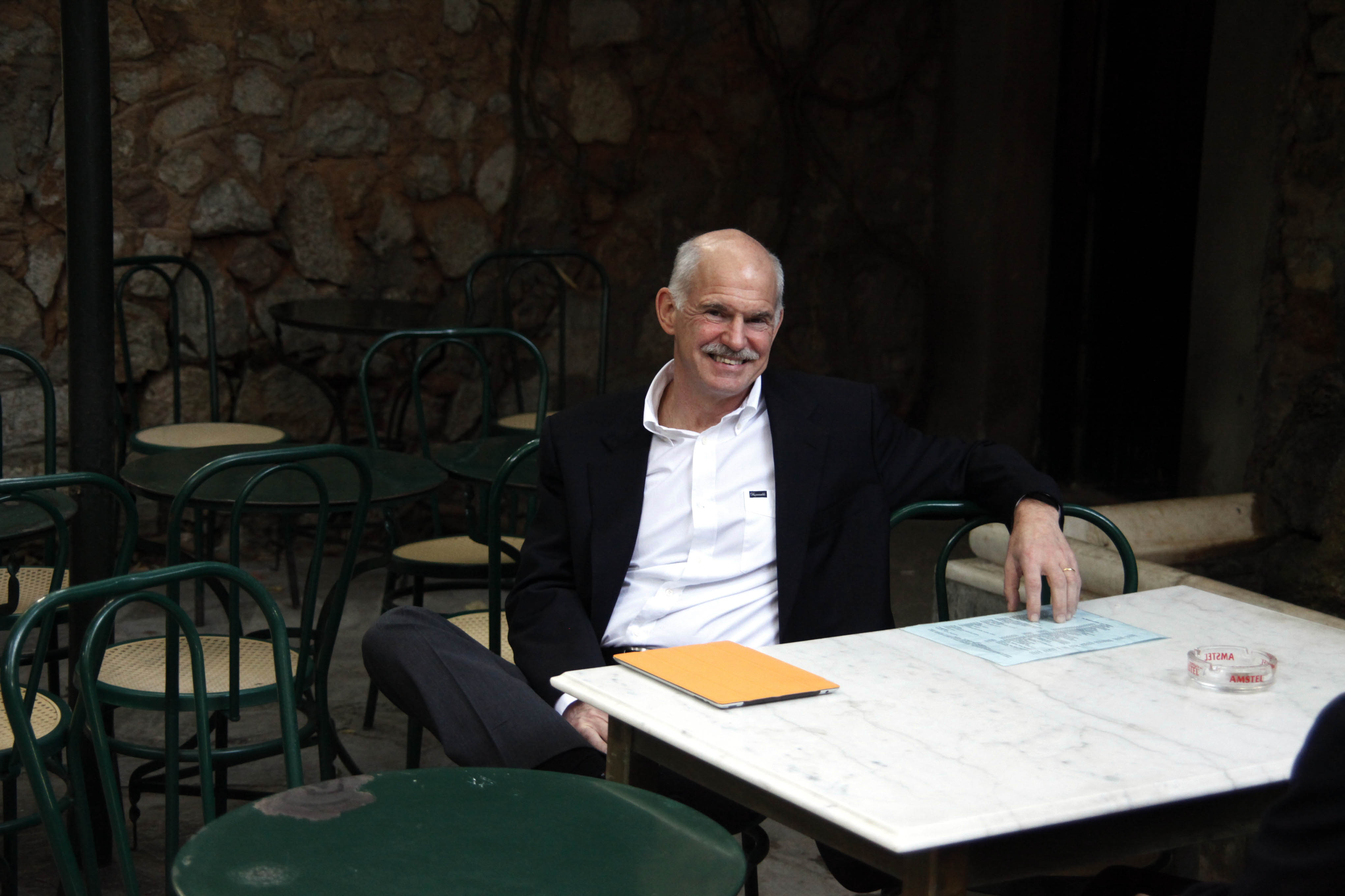 Να έχουν έτοιμες τις παραιτήσεις τους ζήτησε από τους υπουργούς ο Γιώργος Παπανδρέου