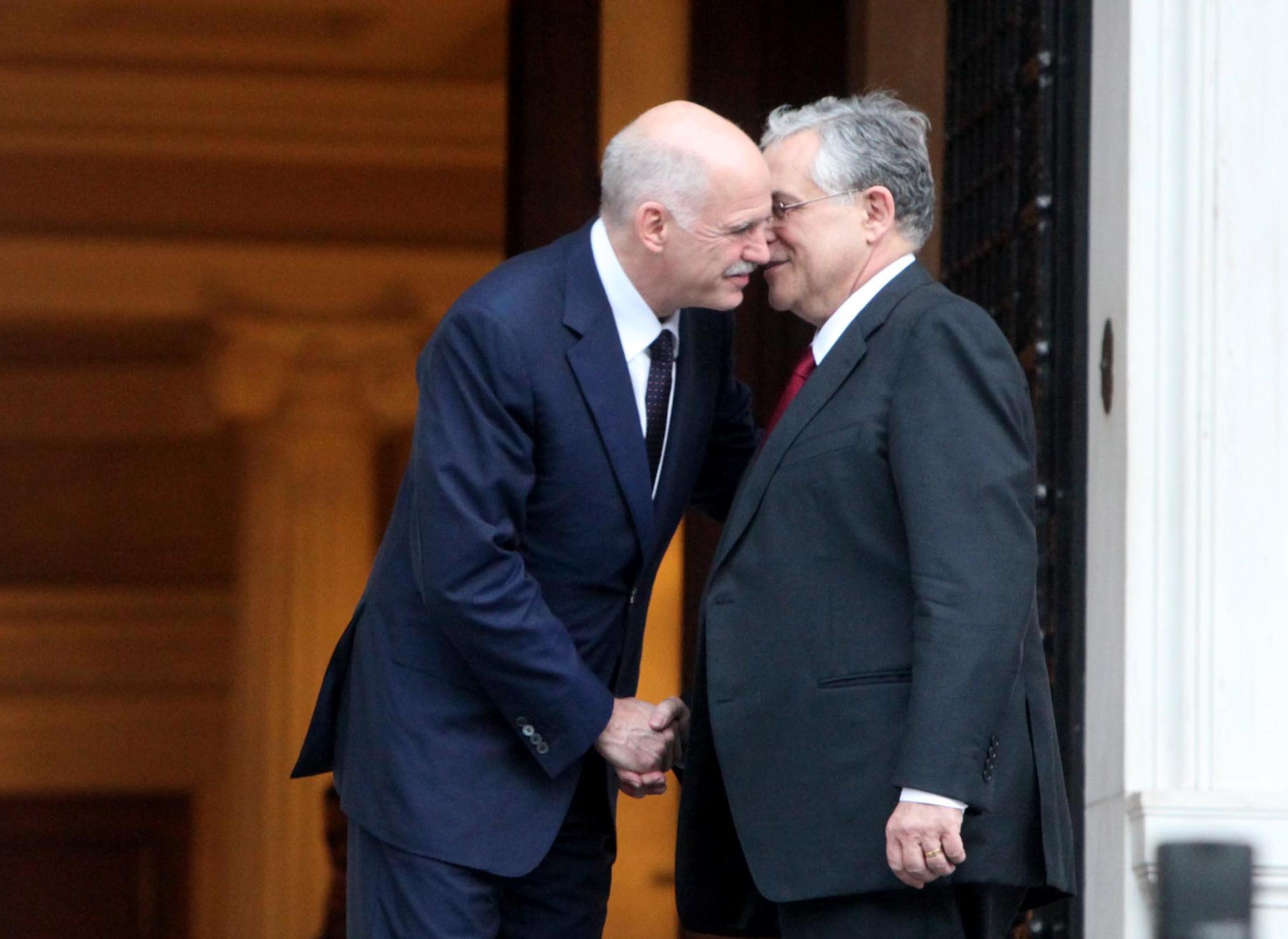 Παράδοση-παραλαβή στο Μέγαρο Μαξίμου από τον Γ.Παπανδρέου στον Λ.Παπαδήμo