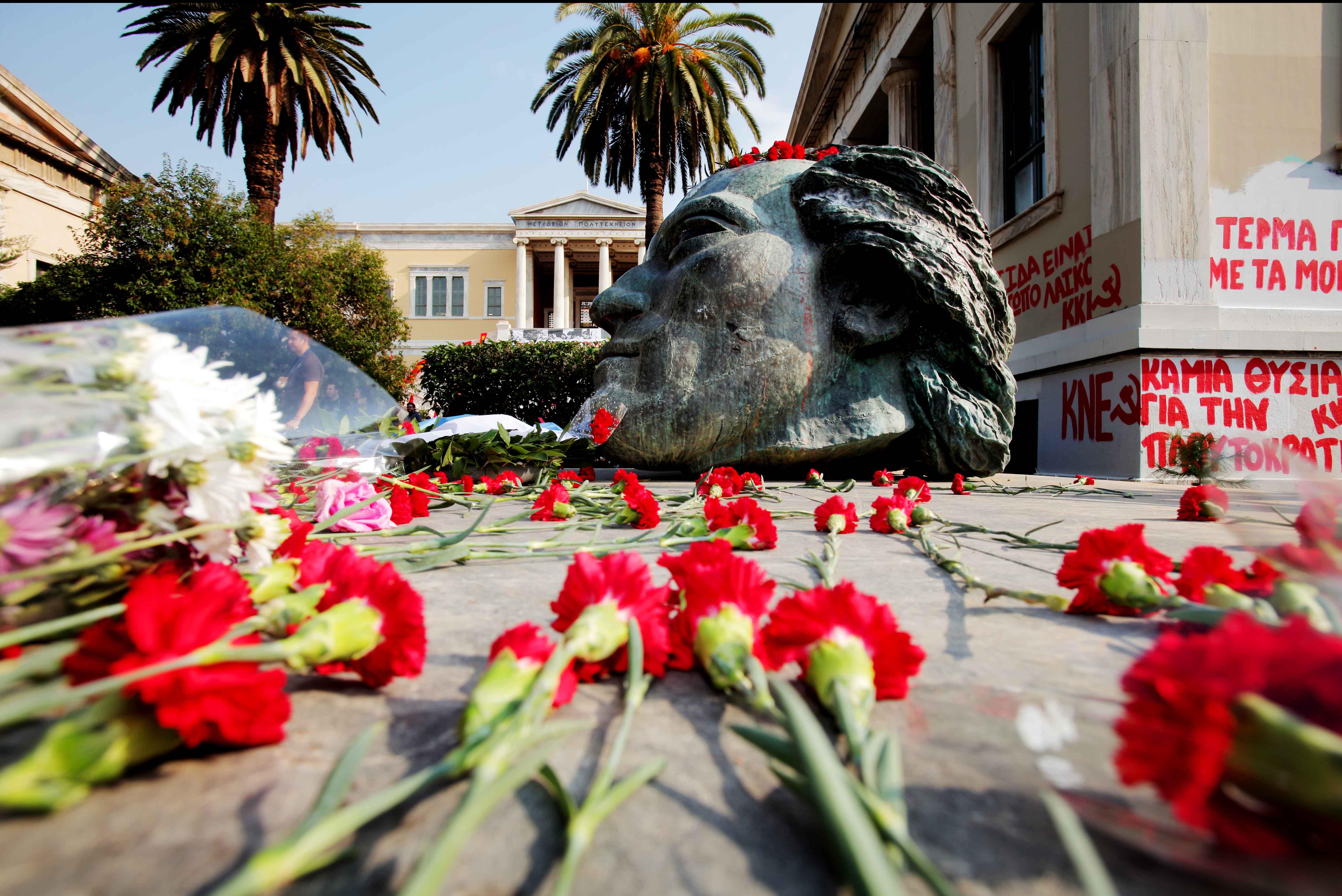 Οδηγός για το σήμερα παραμένει η εξέγερση του Πολυτεχνείο, τονίζουν τα κόμματα