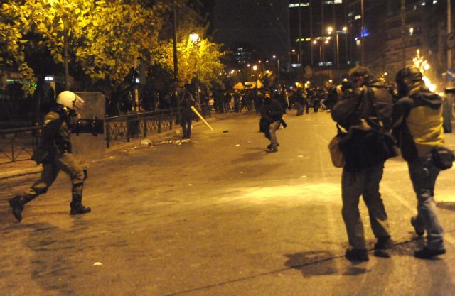 Μικρής έκτασης επεισόδια στη Βουλή και την πλ.Μαβίλη στο περιθώριο της πορείας