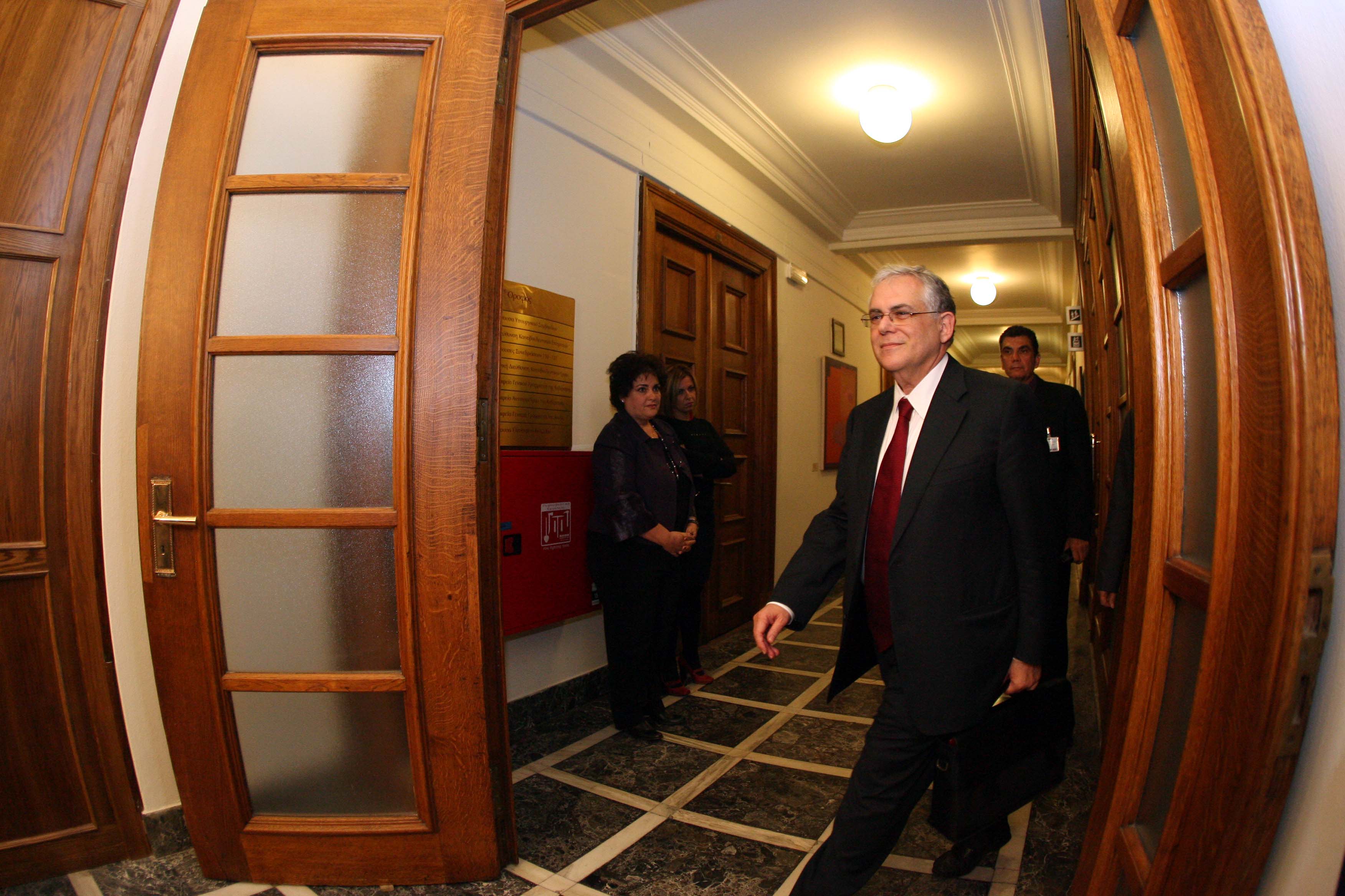 Το στίγμα της πολιτικής του δίνει στις προγραμματικές δηλώσεις ο Λ.Παπαδήμος