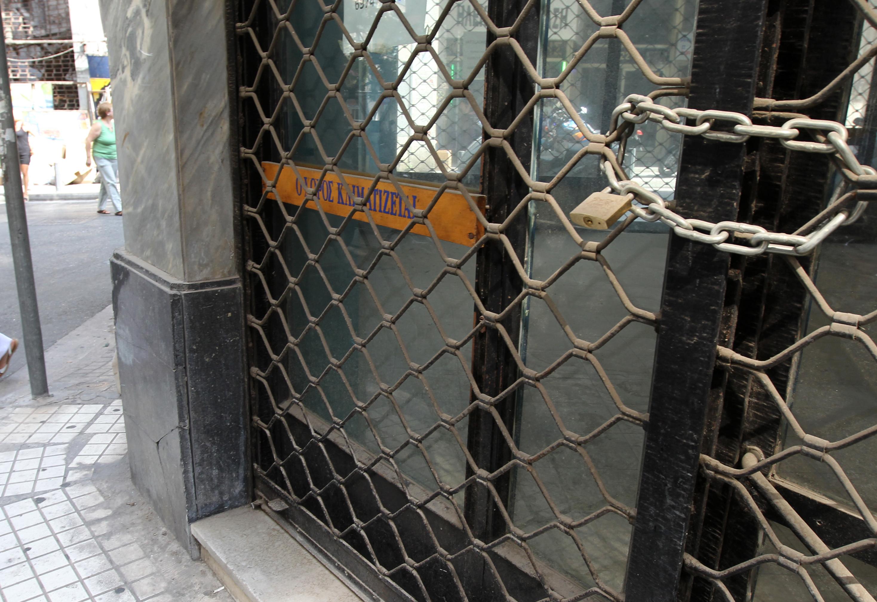 «Ζωντανεύουν» τα κλειστά καταστήματα της Αθήνας με έργα φοιτητών της ΑΣΚΤ