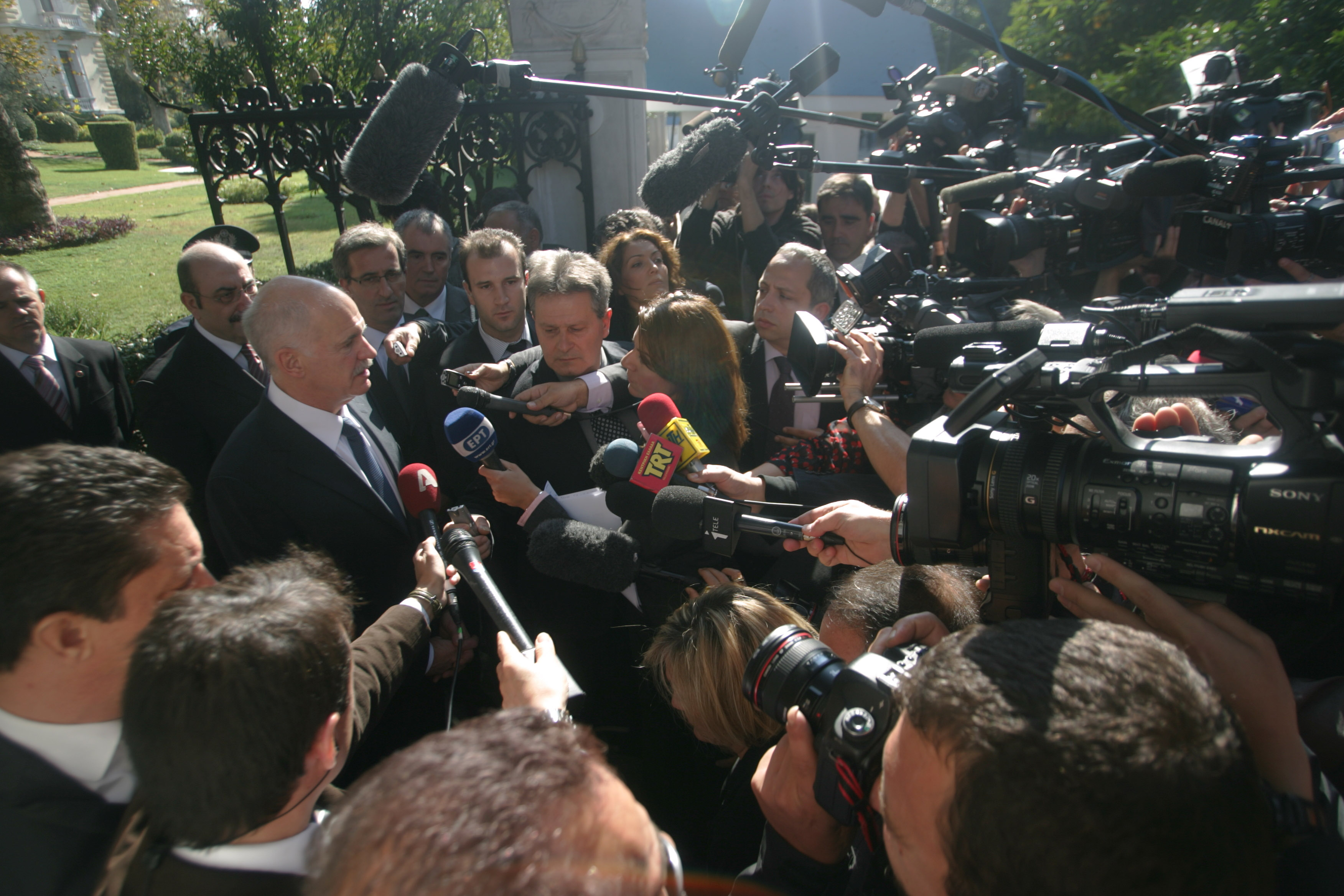 Διεργασίες για «κυβέρνηση ευρύτατης συνεργασίας» ανακοίνωσε ο πρωθυπουργός