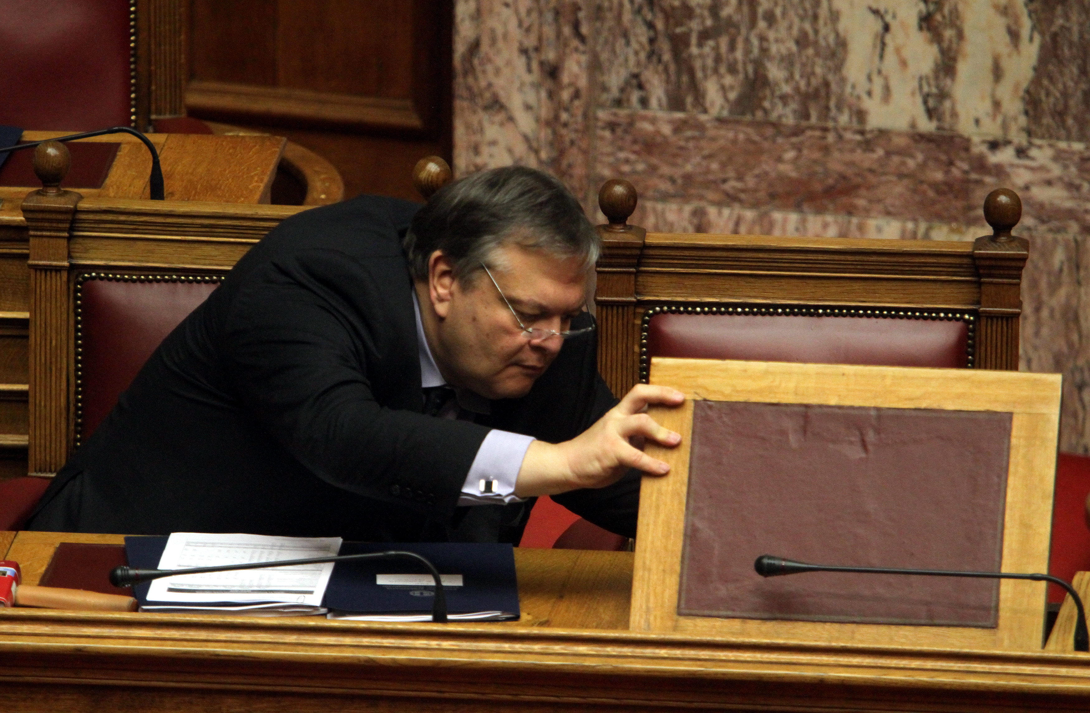 Ύφεση 2,8% και πρωτογενές πλεόνασμα προβλέπει ο προϋπολογισμός του 2012