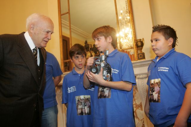 «Η Ελλάδα μπορεί να διαπρέπει παρά την κρίση» είπε ο Κ.Παπούλιας, υποδεχόμενος μαθητές