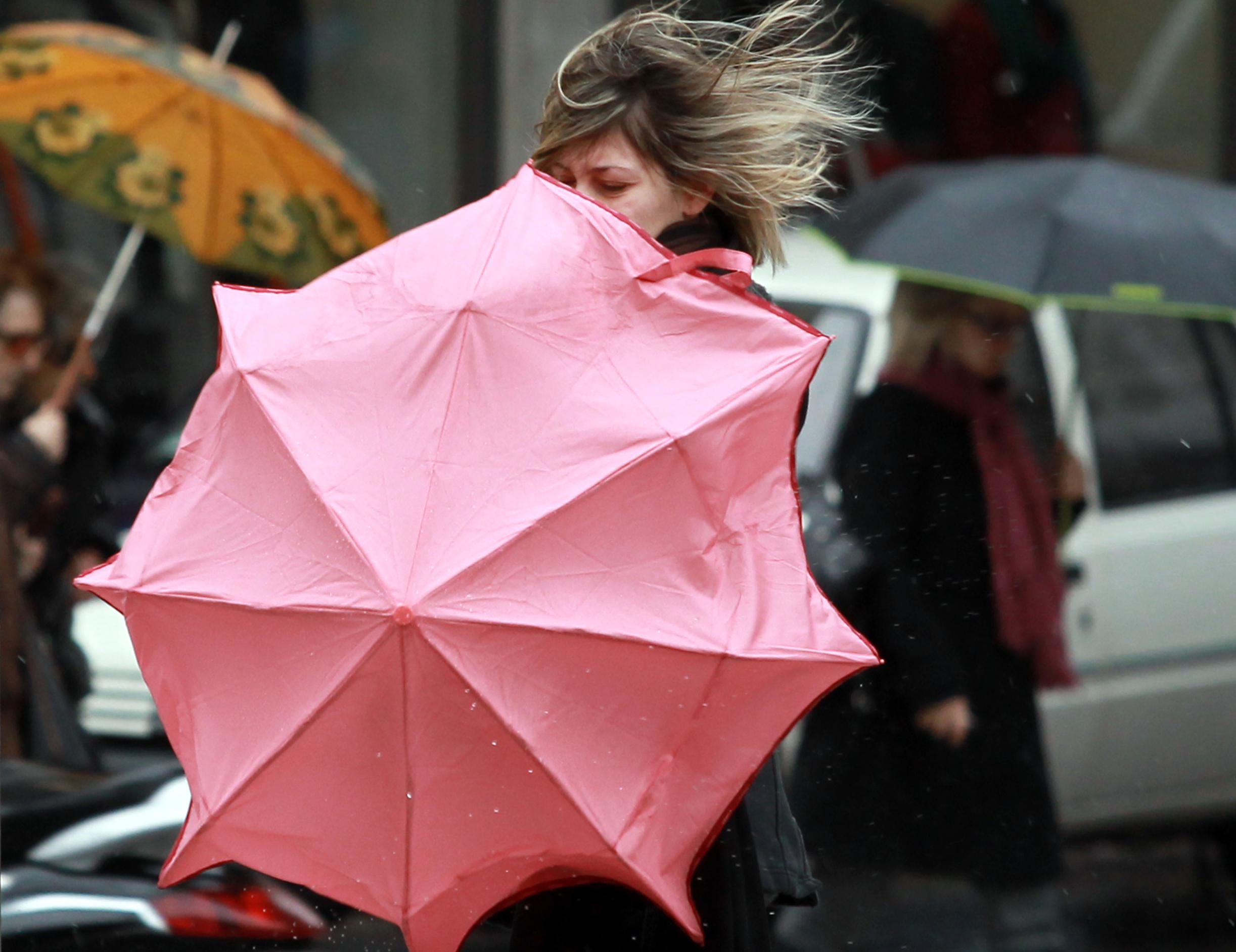 Χιονόπτωση στην Πάρνηθα – Δεμένα τα πλοία στα λιμάνια λόγω μποφόρ
