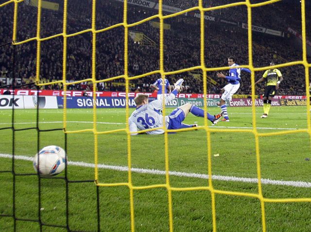 «Έπιασε» κορυφή η Ντόρτμουντ με νίκη επί της Σάλκε